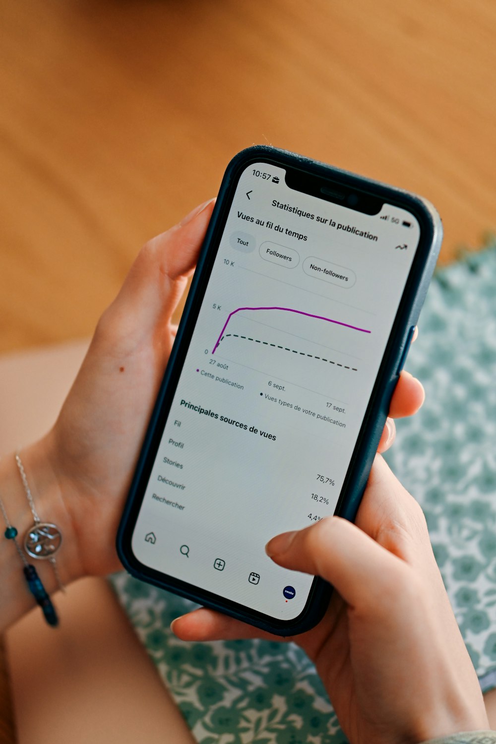 Métricas do tráfego pago sendo analisadas no celular