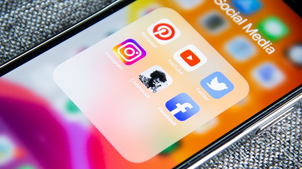 O que é tráfego pago: ícones de aplicativos de anúncios na tela do celular