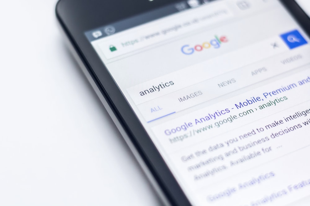 Plataformas de tráfego pago: busca do Google aberta no celular